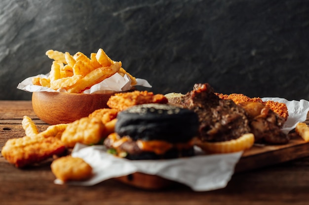 Cibo spazzatura con hamburger e patatine fritte