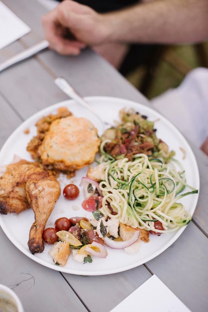 Cibo su un piatto a una festa in giardino pollo alla griglia e insalata