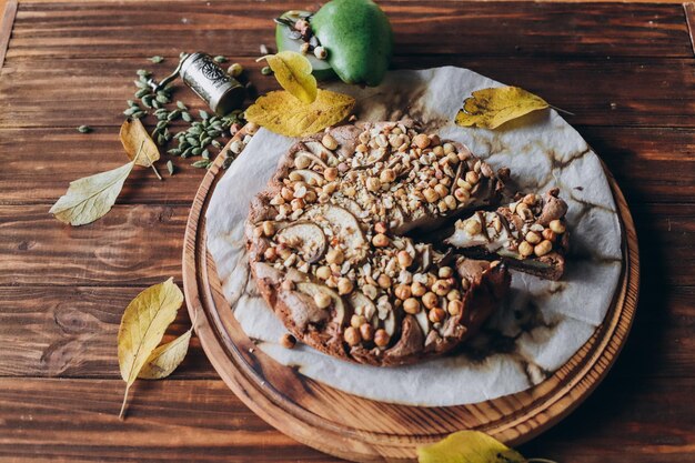 Cibo sulla tavola di legno