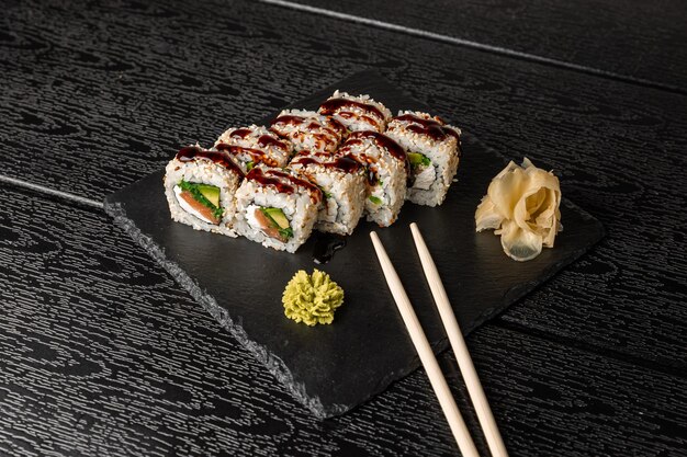 cibo sushi Maki ands rotoli con tonno salmone gamberetti granchi e avocado vista superiore di sushi assortimento Rainbow sushi rotolo uramaki hosomaki e nigiri