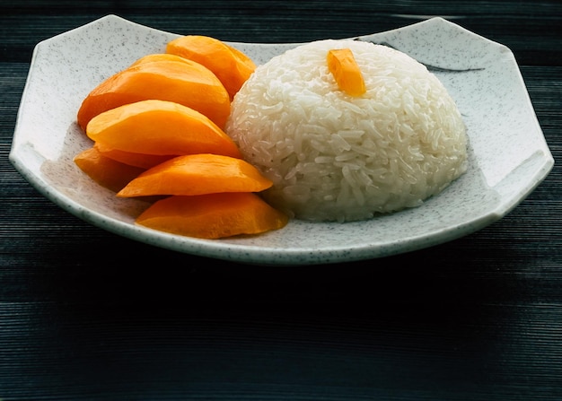 Cibo tailandese dessert khao niaow ma muang mango sticky rice