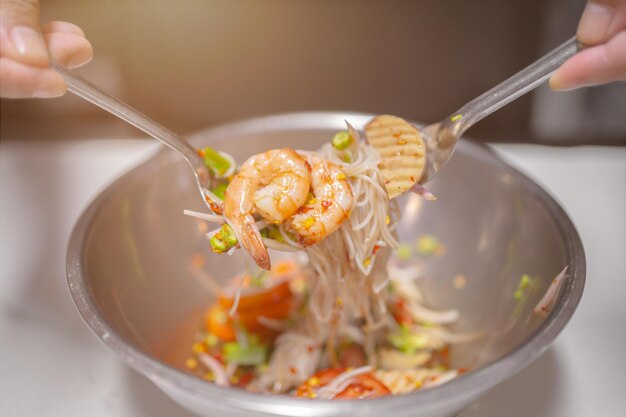 Cibo tailandese di insalata piccante di vermicelli