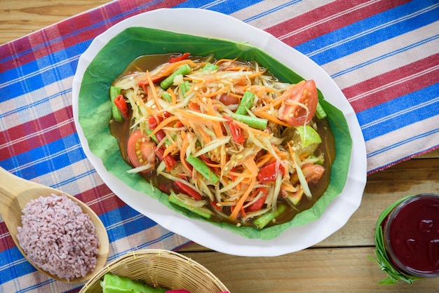 cibo tailandese nord-est chiamato som tam o insalata di papaya verde piccante con contorni