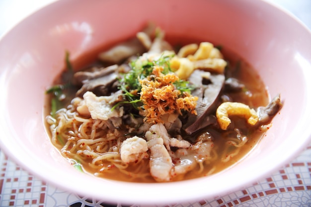 Cibo tailandese Tom yum noodle in stile tailandese