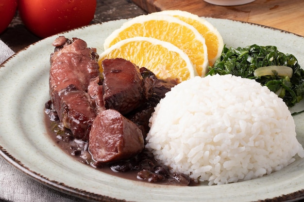 Cibo tipico brasiliano noto come feijoada Messa a fuoco selettiva