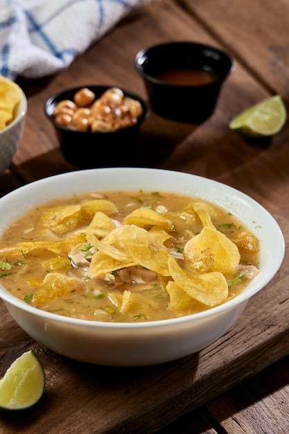 Cibo tipico Delizioso stufato di pesce encebollado dall'Ecuador, cibo tradizionale.