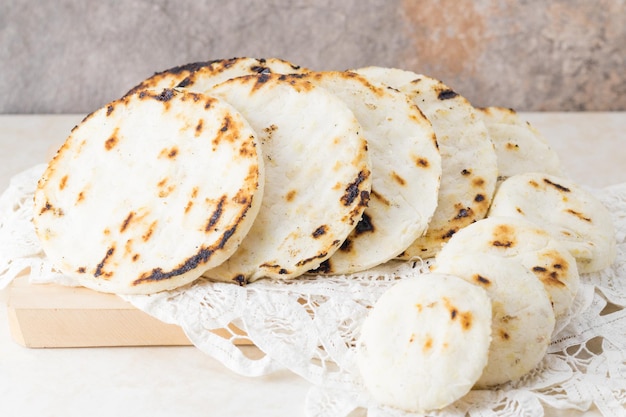 Cibo tradizionale colombiano di arepa di mais