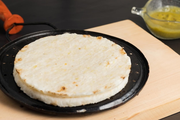 Cibo tradizionale colombiano di arepa di mais