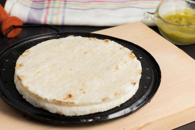 Cibo tradizionale colombiano di arepa di mais