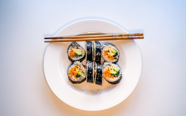 cibo tradizionale coreano fatto a mano Kimbap