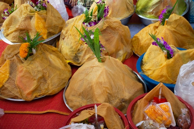 Cibo tradizionale del sud e spuntino dolce della festa del decimo mese lunare o Sat Duan Sip offerta di merito allo spirito degli antenati e al fantasma affamato preta nel tempio Wat Khuan Maphrao a Phatthalung Thailandia