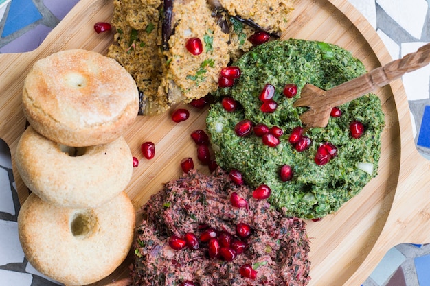 Cibo tradizionale georgiano Pkhali, pasto e piatto con verdure e melograno. Tbilisi, Georgia.