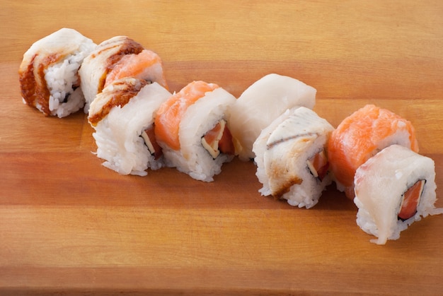 Cibo tradizionale giapponese Sushi. Sushi giapponese del primo piano sul piatto di legno