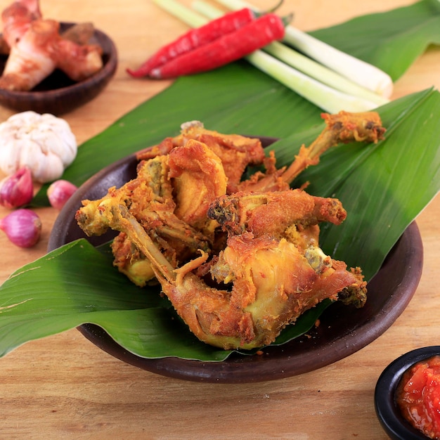 Cibo tradizionale indonesiano Pollo fritto fatto in casa o Ayam Goreng Rempah o Penyetan Ayam