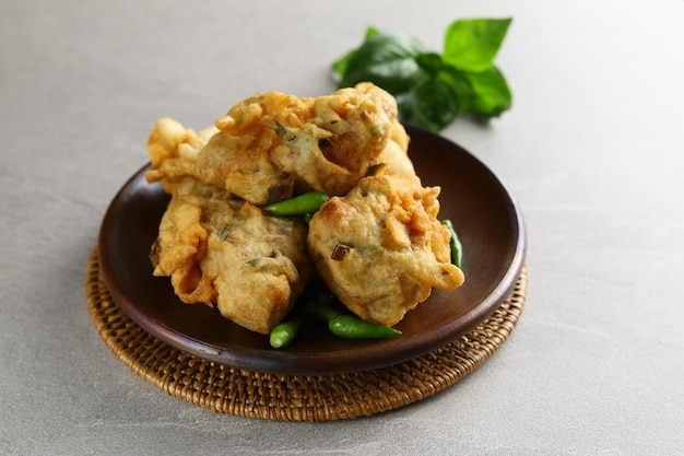 Cibo tradizionale indonesiano Tofu fritto Tahu goreng o tahu Isi servito con salsa di arachidi