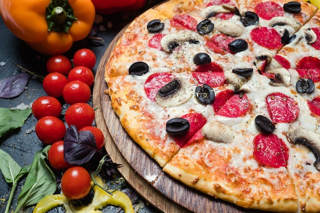 Cibo tradizionale italiano. pizza croccante con olive ai funghi peperoni