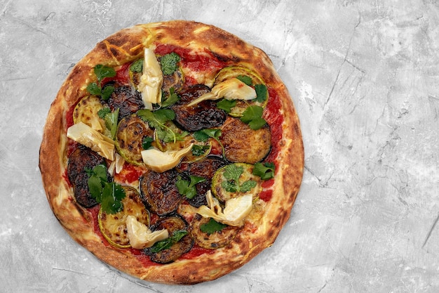 Cibo tradizionale italiano Pizza vegetariana con funghi isolati su sfondo bianco