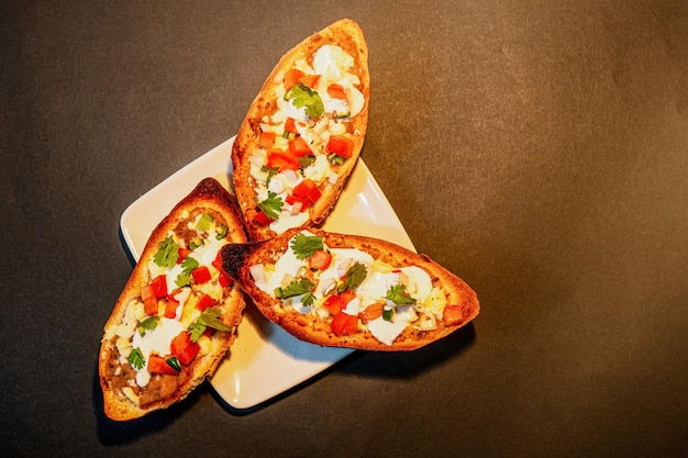 Cibo tradizionale messicano Molletes con pane fagioli formaggio pomodoro e peperoncino