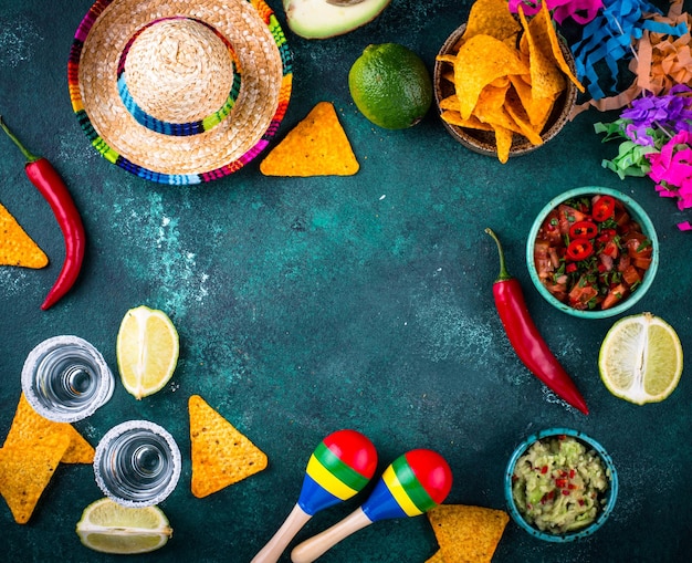Cibo tradizionale messicano nachos salsa guacamole tequila