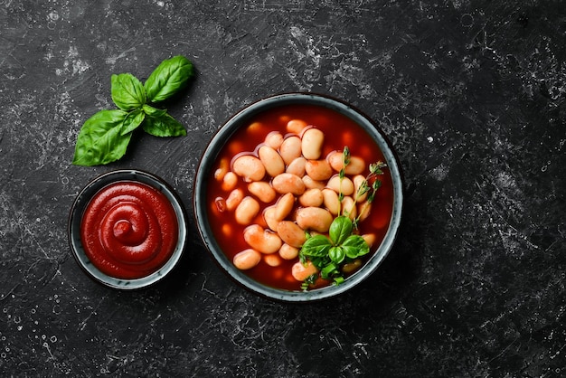 Cibo tradizionale turco Fagioli bianchi secchi con concentrato di pomodoro nel piatto Vista dall'alto su uno sfondo di pietra