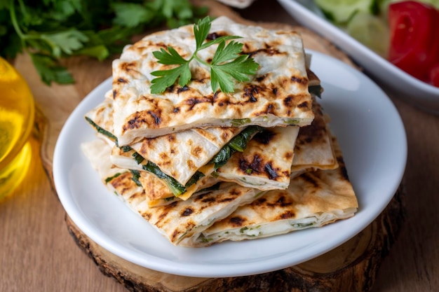 Cibo tradizionale turco, frittella turca gozleme con formaggio ed erbe aromatiche. L'antipasto è la pasticceria turca. Ci sono varietà come formaggio, spinaci, patate