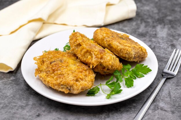 cibo tradizionale turco kadinbudu kofte polpette di riso e falafel di carne prelibatezze della cucina tradizionale mediterranea