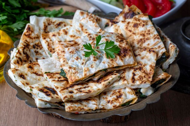 Cibo tradizionale turco pancake turco gozleme con formaggio e erbe L'appetitoso è la pasticceria turca Ci sono varietà come formaggio spinaci patate
