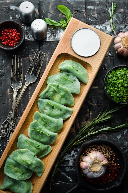 Cibo tradizionale ucraino Gnocchi verdi con spinaci e formaggio Vista dall'alto Stile rustico