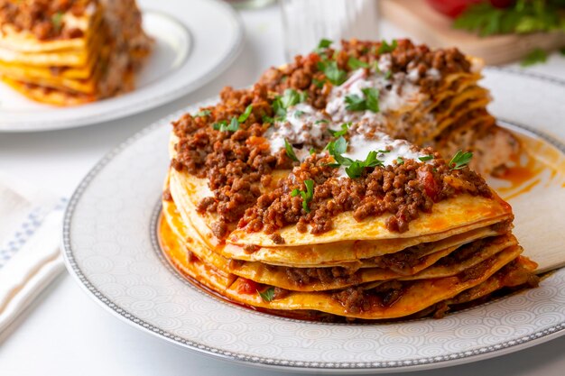 Cibo turco Kayseri Yaglama con carne macinata, yogurt e concentrato di pomodoro