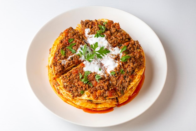 Cibo turco Kayseri Yaglama con carne macinata, yogurt e concentrato di pomodoro