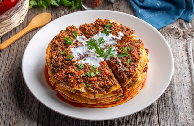 Cibo turco Kayseri Yaglama con carne macinata, yogurt e concentrato di pomodoro