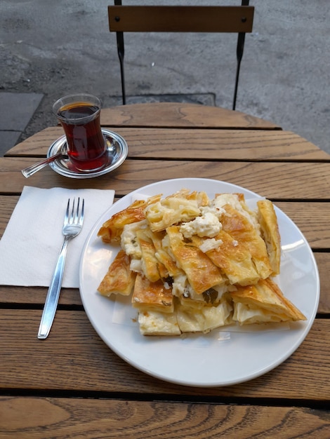 Cibo turco tradizionale borek e tè