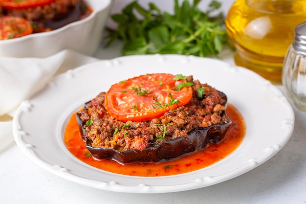 Cibo turco tradizionale e delizioso, piatto di melanzane. nome turco; Oturtma paticano