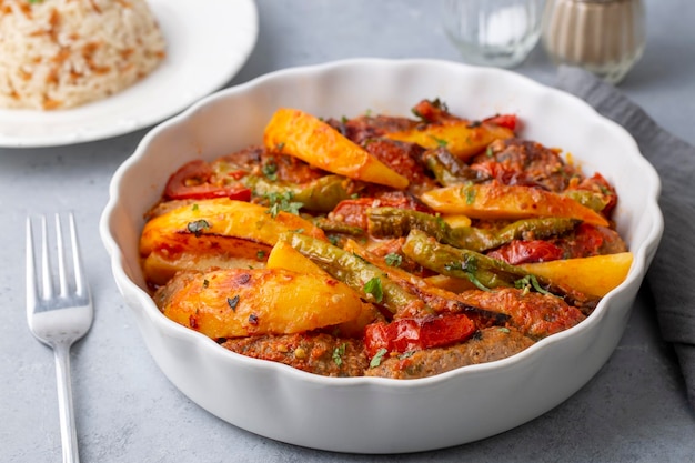 Cibo turco tradizionale fatto in casa Kofte - Kofta con salsa di pomodoro e patate. (nome turco; Izmir kofte)