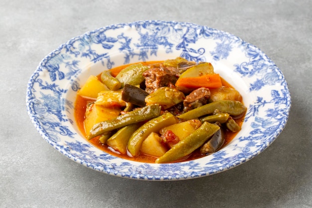 Cibo turco Turlu Verdure mescolate con carne in cubetti