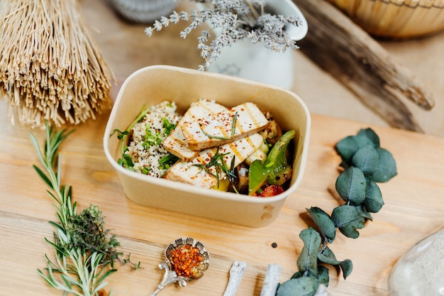 cibo vegano ricco di vitamine con tofu couscous paprika e funghi in scatola ecologica consegnato eco