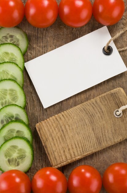 Cibo vegetale e cartellino del prezzo al tavolo di legno