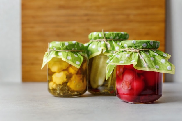 Cibo vegetariano conservato fermentato in vasetti di vetro. Il concetto di cibo in scatola.