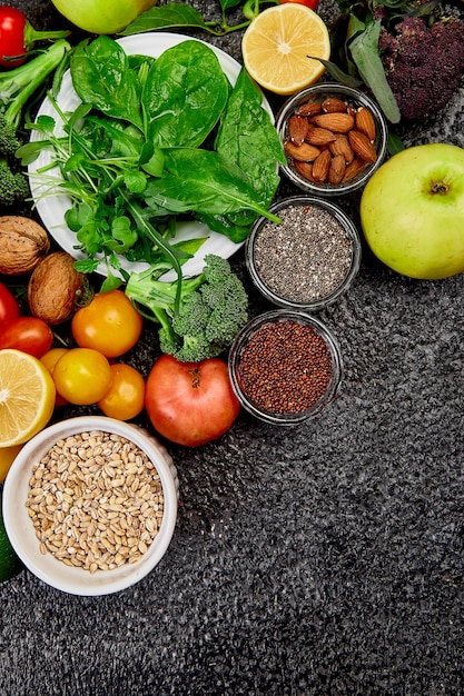 Cibo vegetariano sano caduta sul tavolo