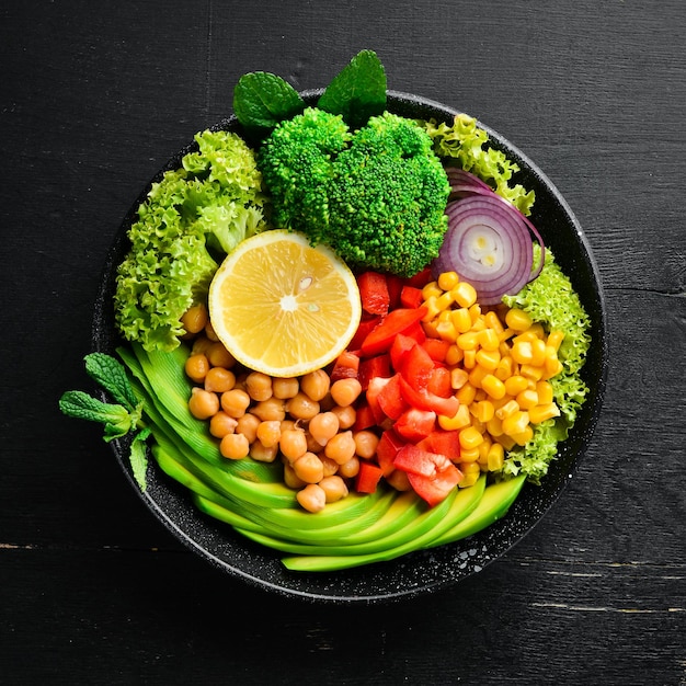 Cibo vegetariano sano Ciotola Buddha Avocado broccoli tacchino piselli mais Vista dall'alto Spazio libero per il testo