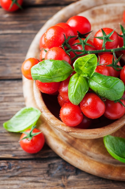 cibo vegetariano sano con pomodoro e basilico