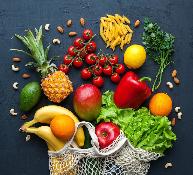 Cibo vegetariano sano in un sacchetto della spesa della stringa. Varietà di frutta e verdura