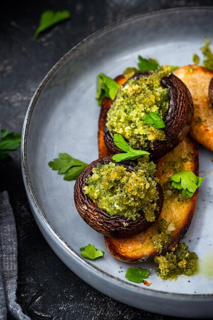 Cibo vegetariano sano Ricetta facile e semplice funghi su pane tostato