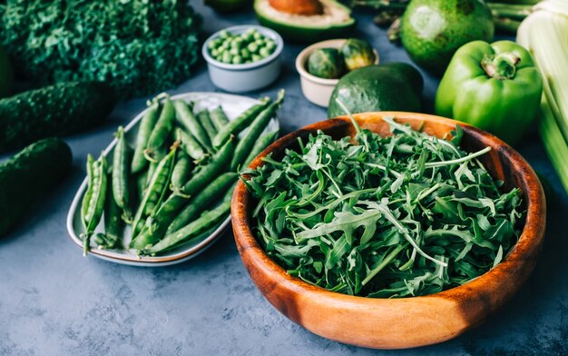 cibo verde biologico sano, assortimento di verdure fresche sul tavolo.