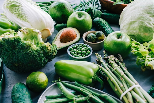cibo verde biologico sano, assortimento di verdure fresche sul tavolo.