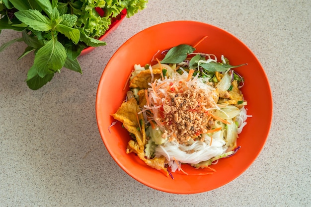 Cibo vietnamita, spaghetti di riso con verdure e carne di maiale.