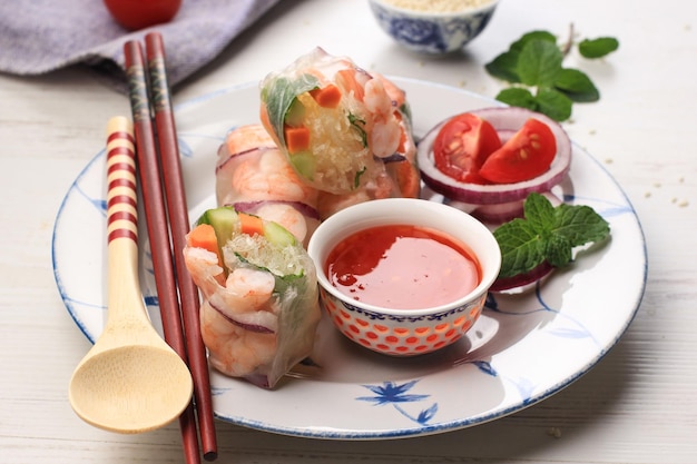 Cibo vietnamita Vietnam Spring Roll a base di gamberetti bolliti, carote, cetriolo avvolto con carta di riso Concetto di dieta sana