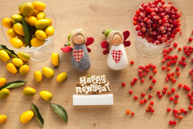 Cibo vitaminico sano per angeli di Natale e Capodanno con kumquat e mirtillo rosso