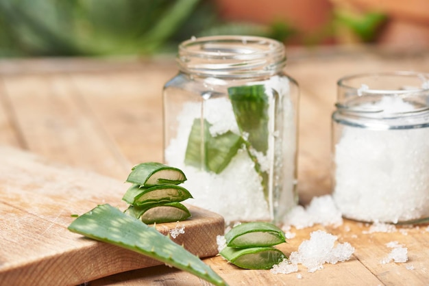 cicatrizzazione naturale delle ferite mediante applicazione di piante naturali, esempio di fette di crema di aloe vera pronte per la preparazione di creme