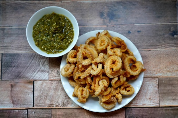 Ciccioli di maiale con salsa di peperoncino verde Cibo tailandese settentrionale